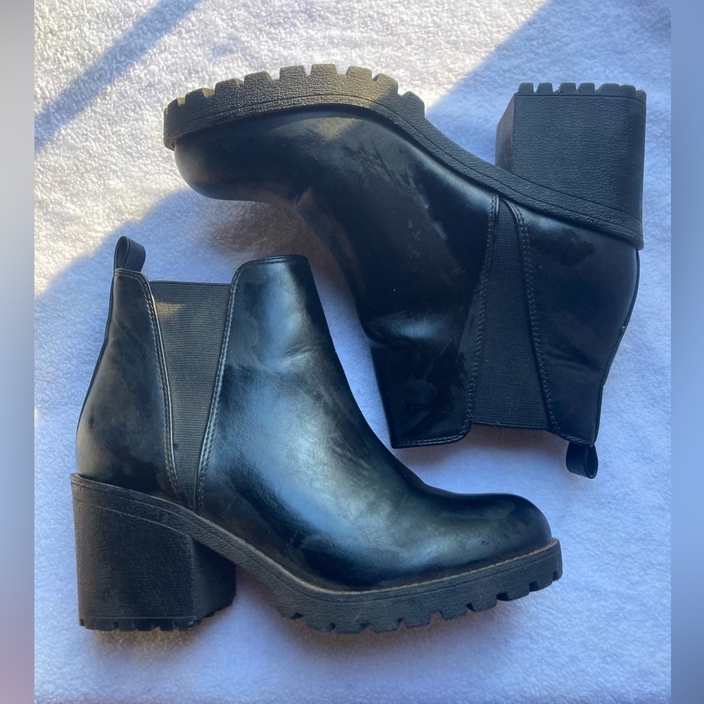 Soda Size 7 Chunky Heel Booties